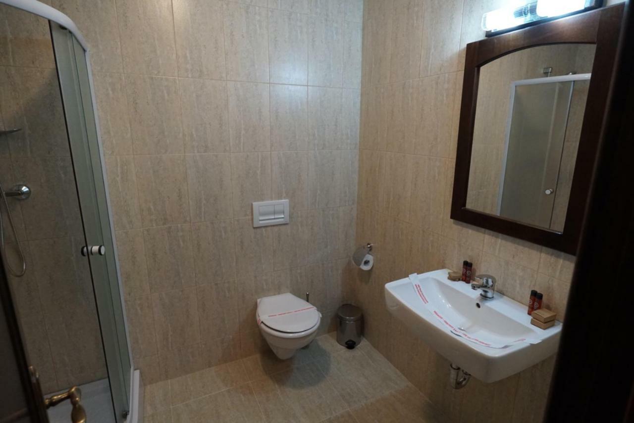 ホテルConacul Lacurilor Băile Herculane エクステリア 写真