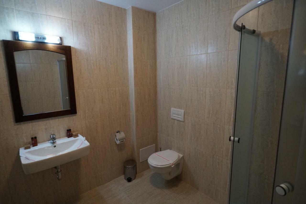 ホテルConacul Lacurilor Băile Herculane エクステリア 写真