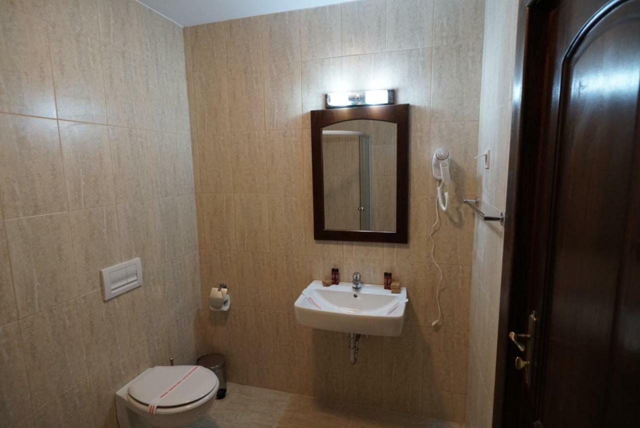 ホテルConacul Lacurilor Băile Herculane エクステリア 写真