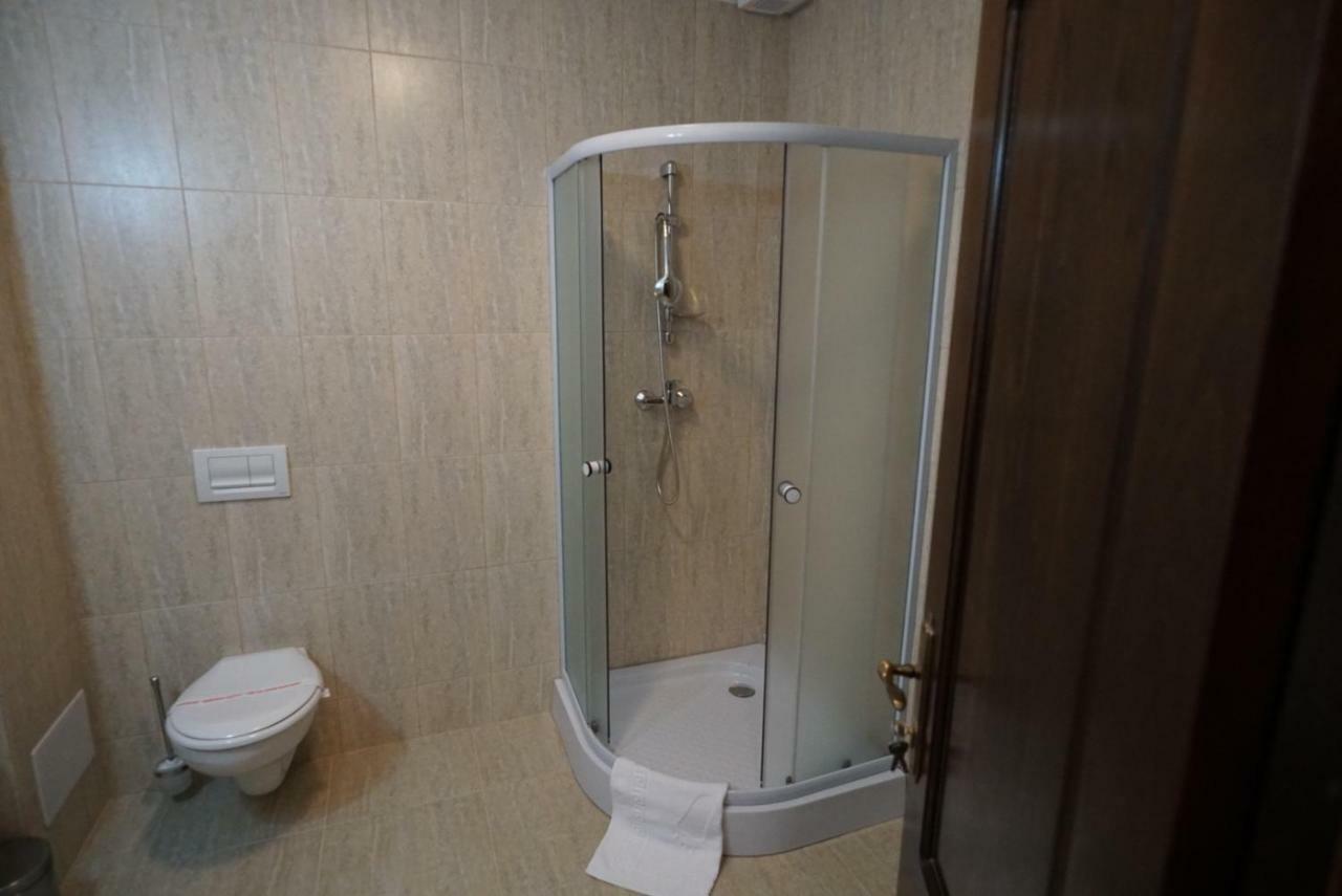 ホテルConacul Lacurilor Băile Herculane エクステリア 写真